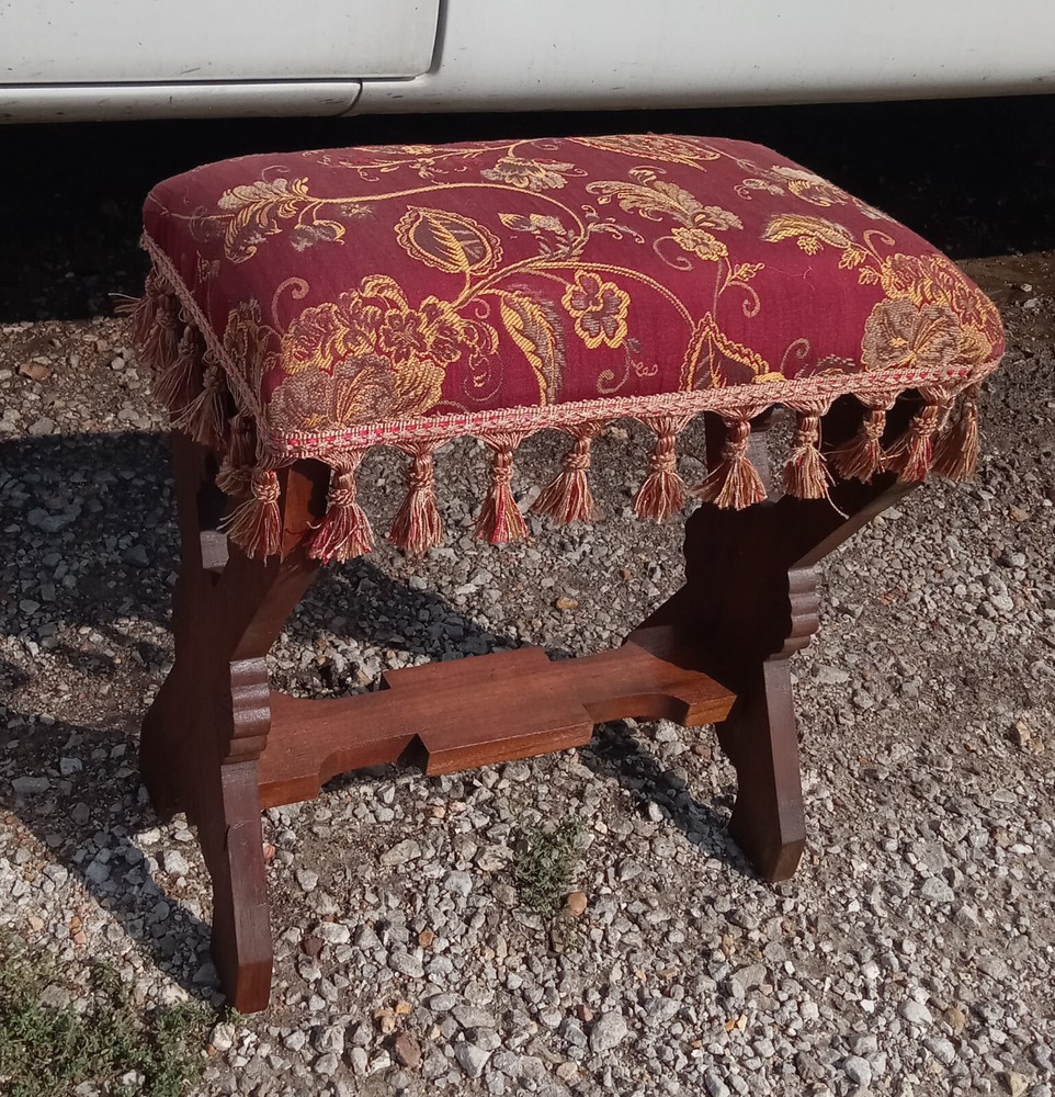 Walnut Caved Eastlake Bench (VB-111)