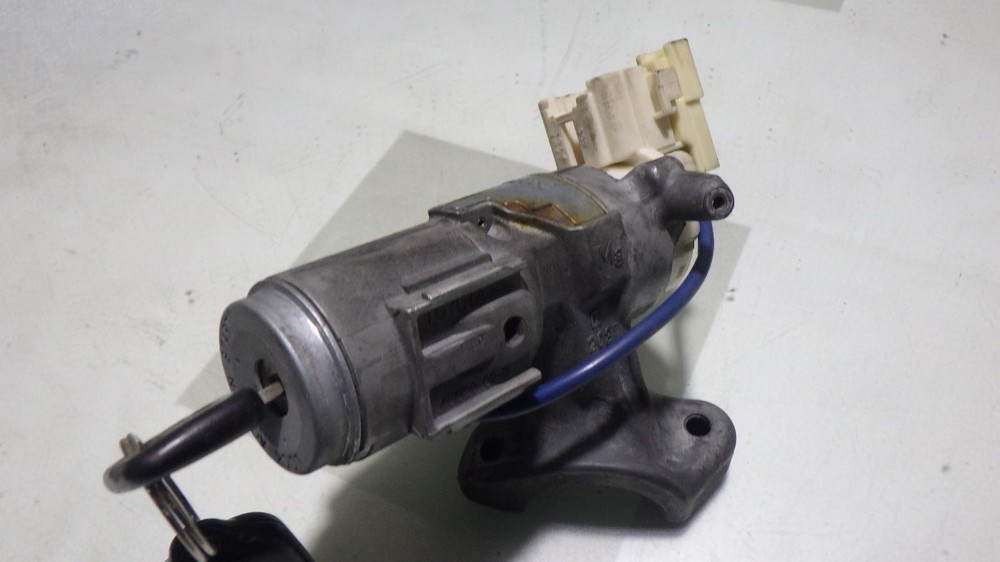 03 TOYOTA COROLLA Ignition W/Key