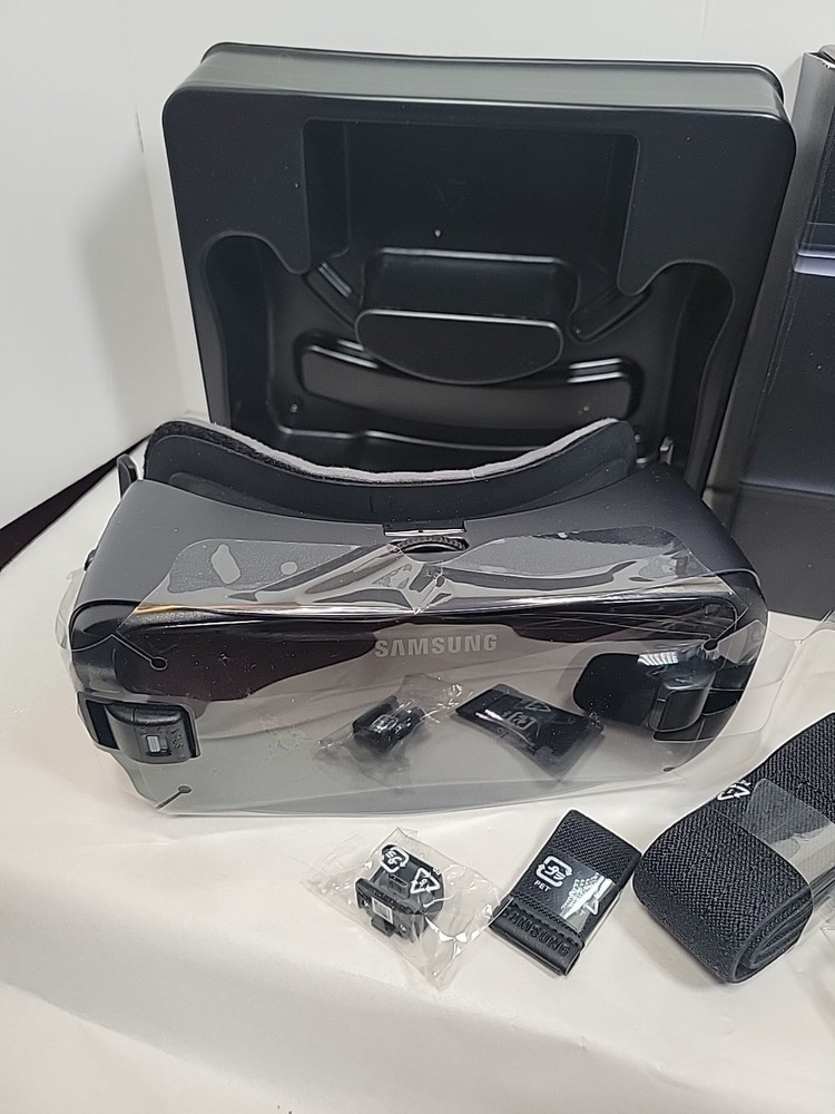 Samsung SM-R324 Gear VR W/Controller & Accessories Powered by Oculus