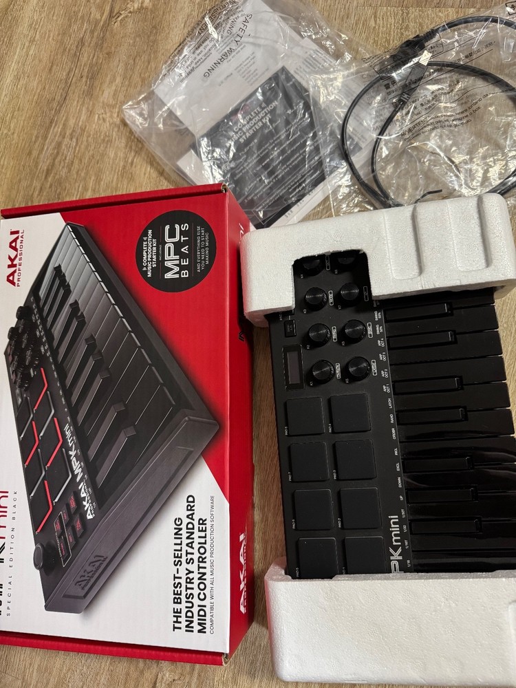 MPK Mini All Black Midi Controller Keyboard *Great Condition, Almost-Brand New*