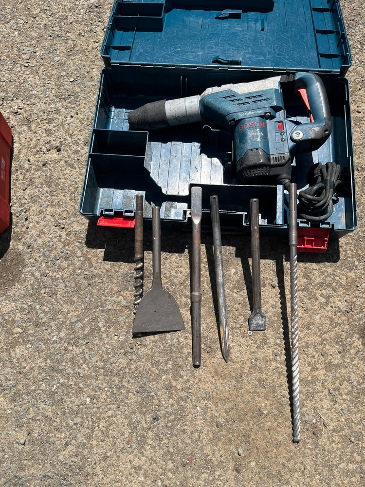 Bosch hammer drill corded with 6 bits