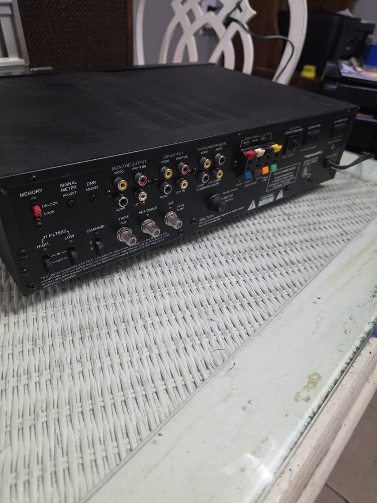 REALISTIC SATELLITE RECEIVER MODEL SR 2010