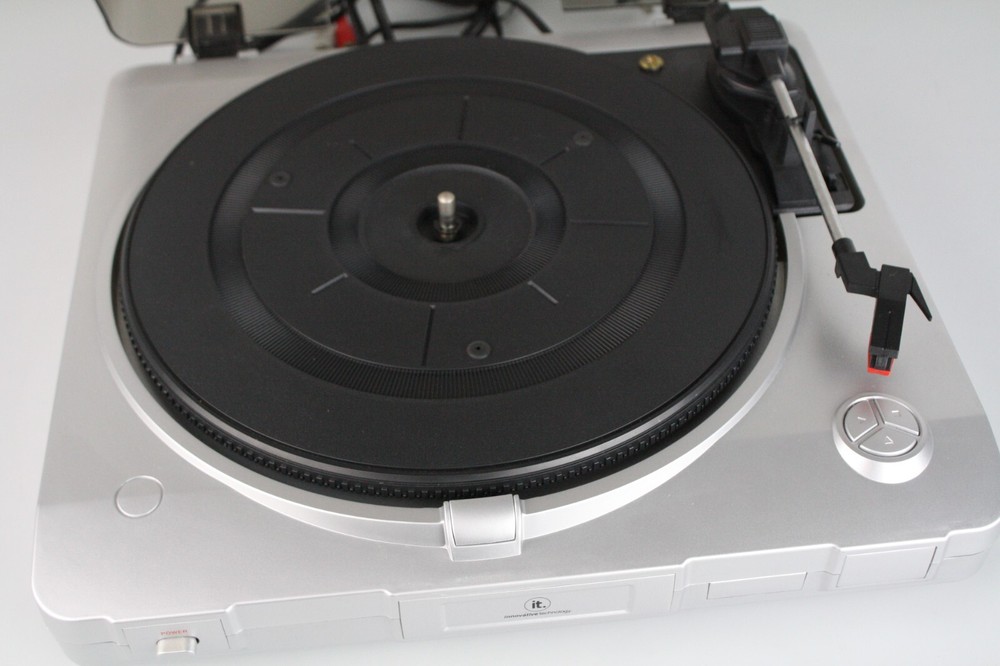 INNOVATIVE TECHNOLOGY IT ITUT-201SVR USB TURNTABLE (Needs New Needle)