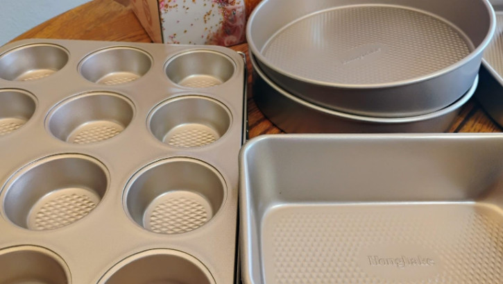 New 9-Piece Nonstick Bakeware Set – Stackable Gold Baking Pans with Rack