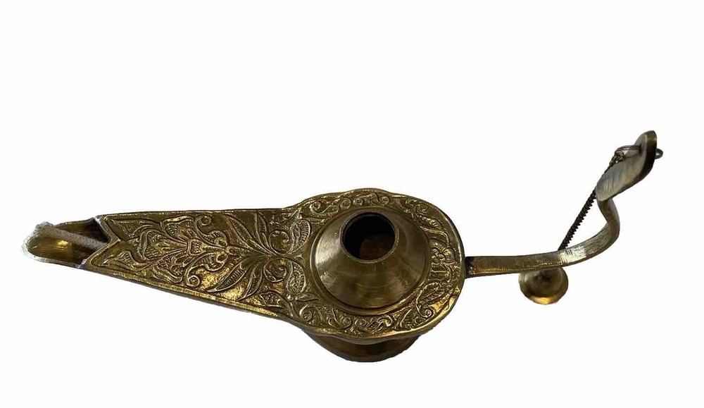 SOLID BRASS COLLECTABLE LARGE HEAVY GENIE LAMP WITH WICK INSIDE