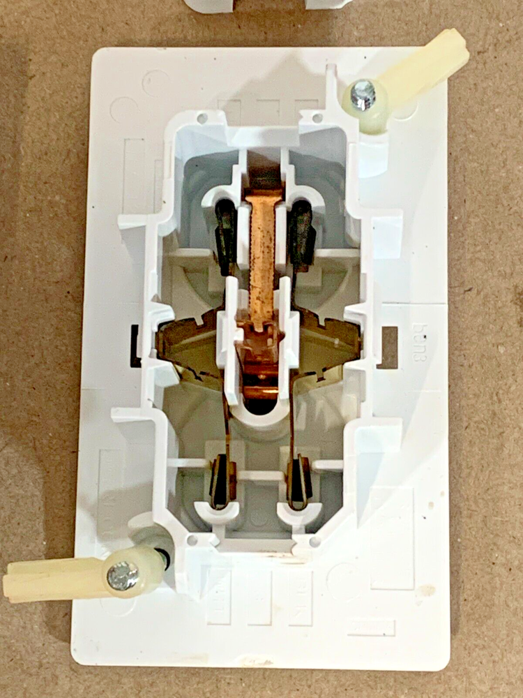 Wirecon Mobile Home RV Single Receptacle Outlet White WDRU 15 W Lot of 2