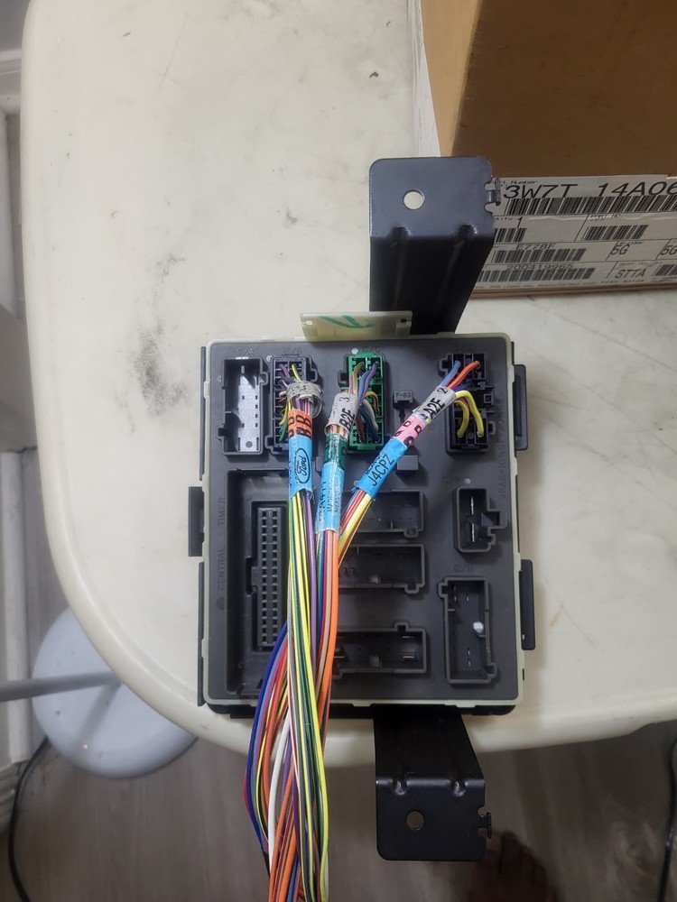 NEW Lear Corporation Fuse Box Relay Engine Panel 3W7T-14A067