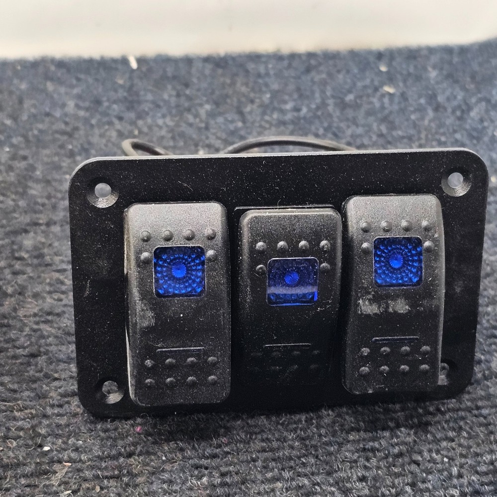 DAIERTEK PN-1813-BL: 3 Gang Rocker Switch Panel - Blue