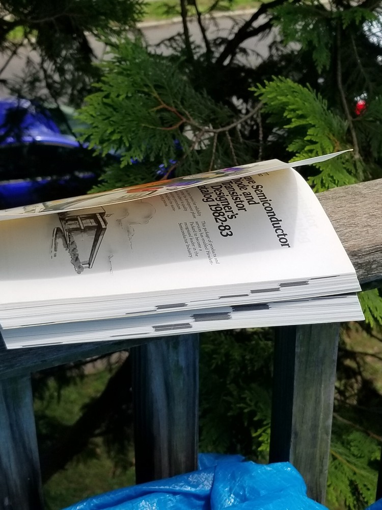 2 VINTAGE ELECTRONICS BOOKS HEWLITT PACKARD DIODE TRANSISTOR CATALOG 1982 , '84