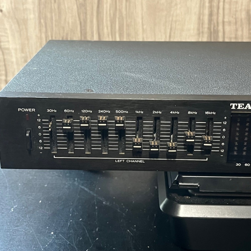 TEAC EQA-10MKII Graphic Equalizer Powers On