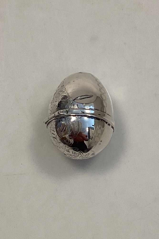 Antique Egg-shaped Pillbox / Snuffbox in silver