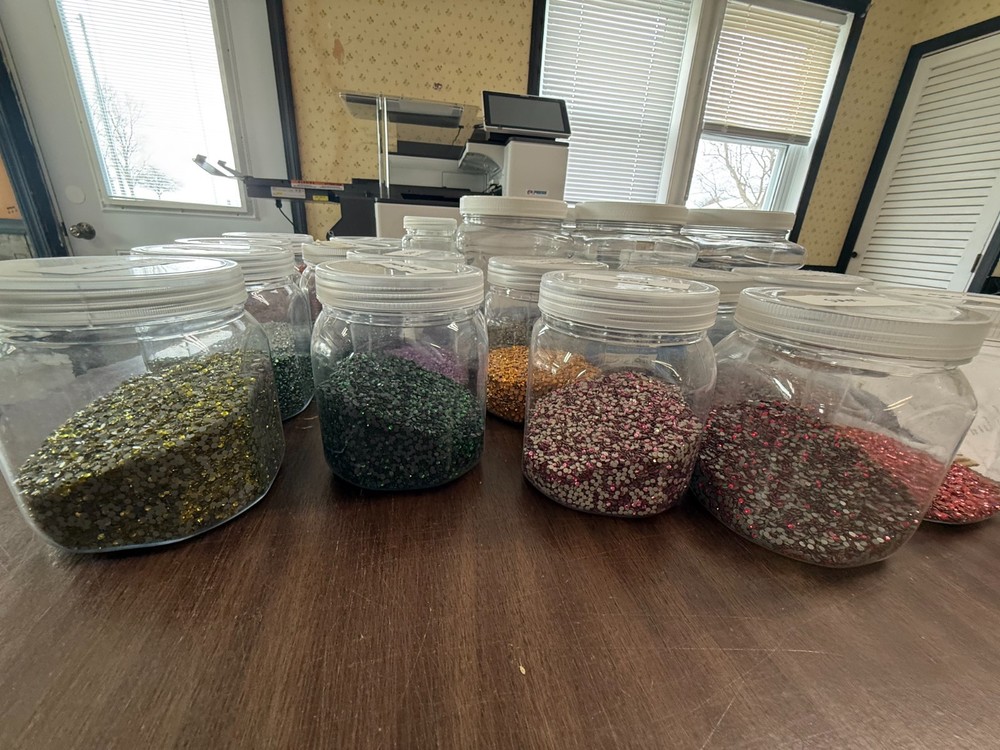 Rhinestones Heat Seal Bulk packaging includes plastic containers