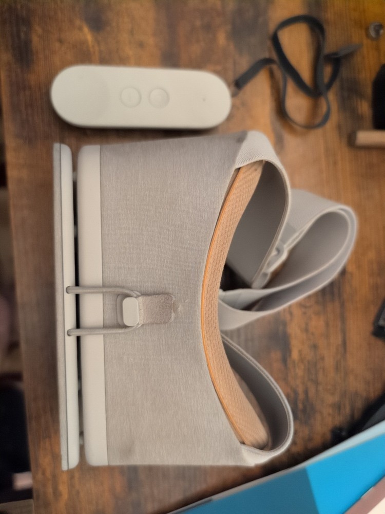Google Daydream View VR Headset Grey Slate Smartphone Virtual Reality Controller