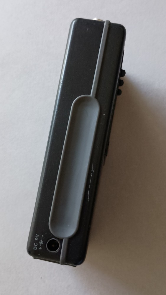 Radio Shack LCD RF Frequency Counter 22-306 (Powers up - Untested)