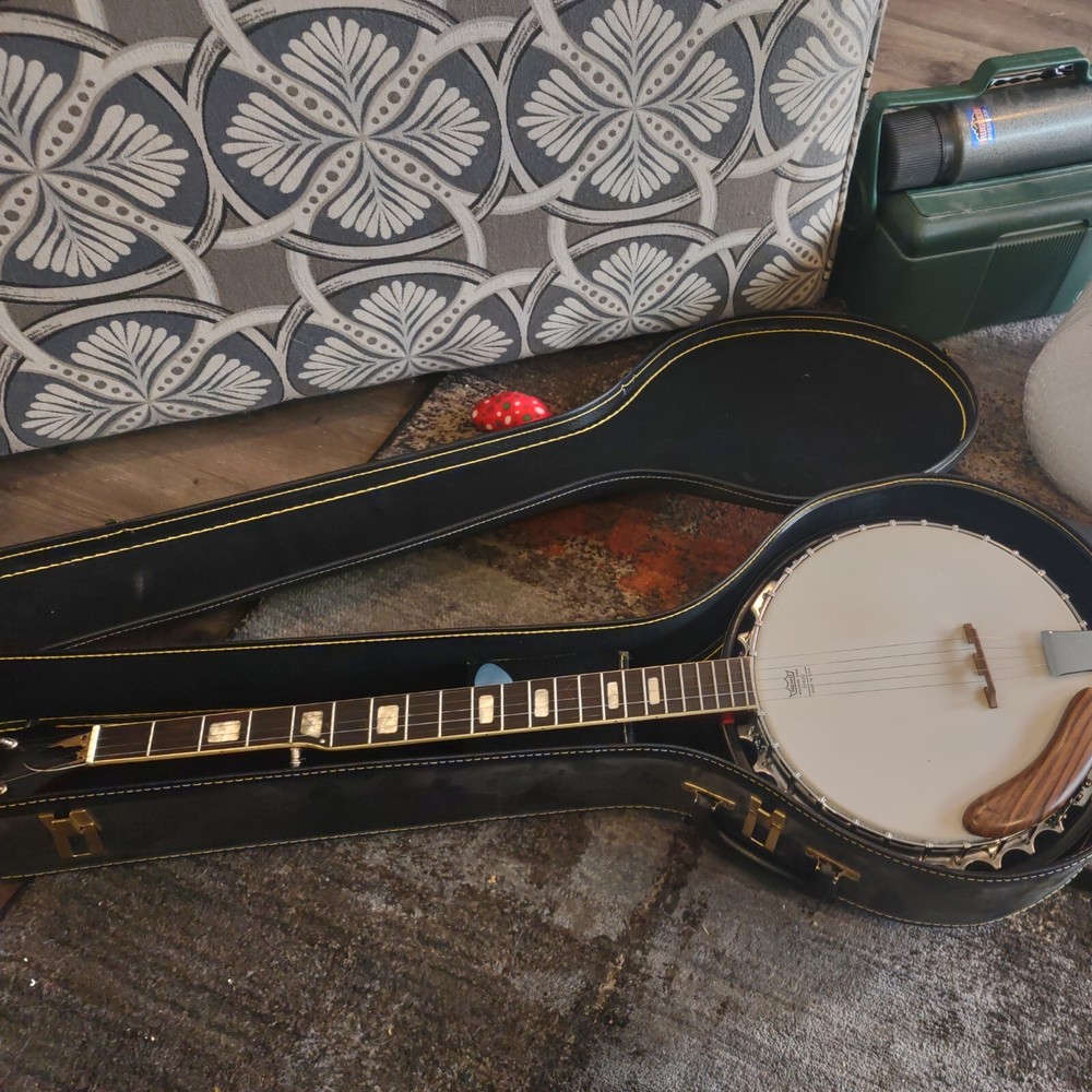 Vintage 5 string Globel banjo with fiber case