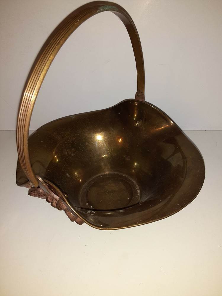 VINTAGE SOLID BRASS BASKET W/ LARGE HANDLE & BERRIES
