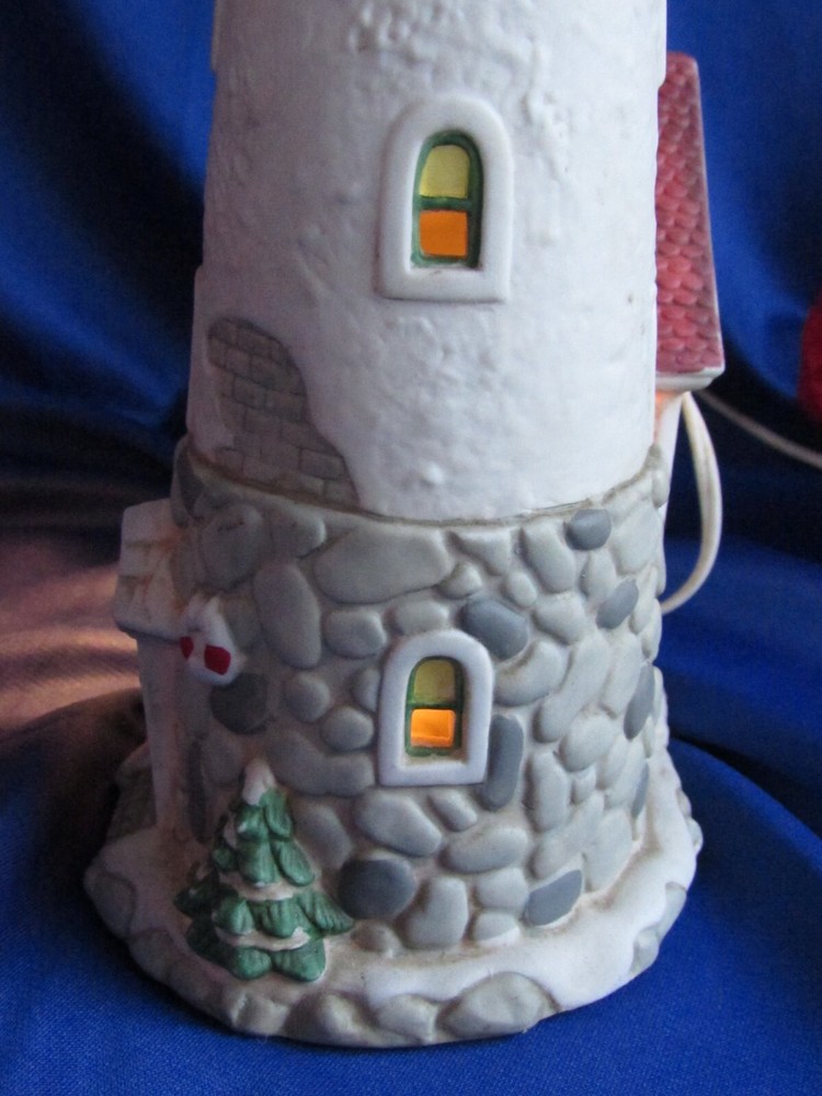 VICTORIAN VILLAGE COLLECTIBLES CHATWSWORTH POINTE LIGHTHOUSE 2000 EDITION EUC