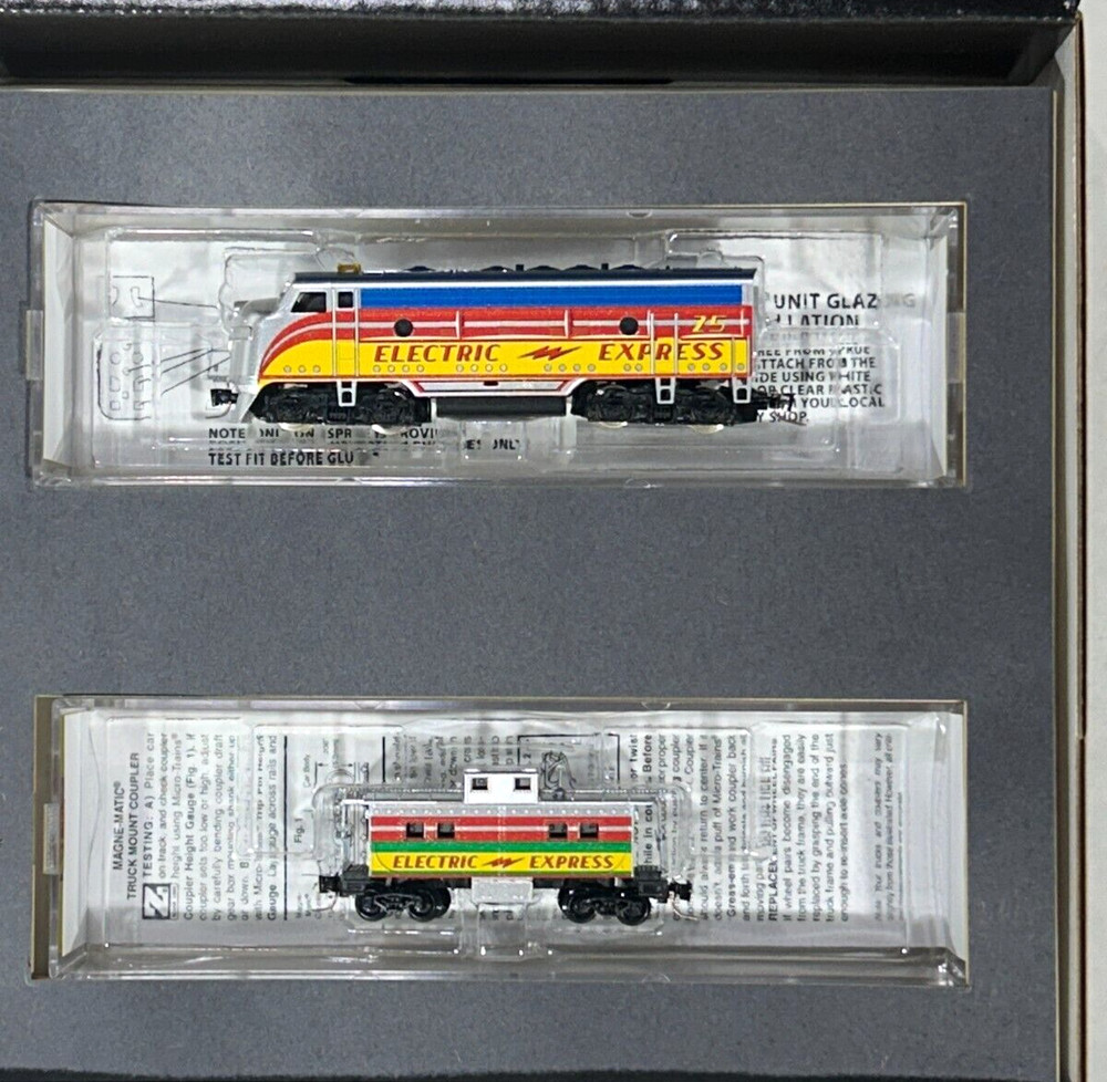 MICRO-TRAINS Z SCALE ROBOT CHRISTMAS TRAIN SET 99421100