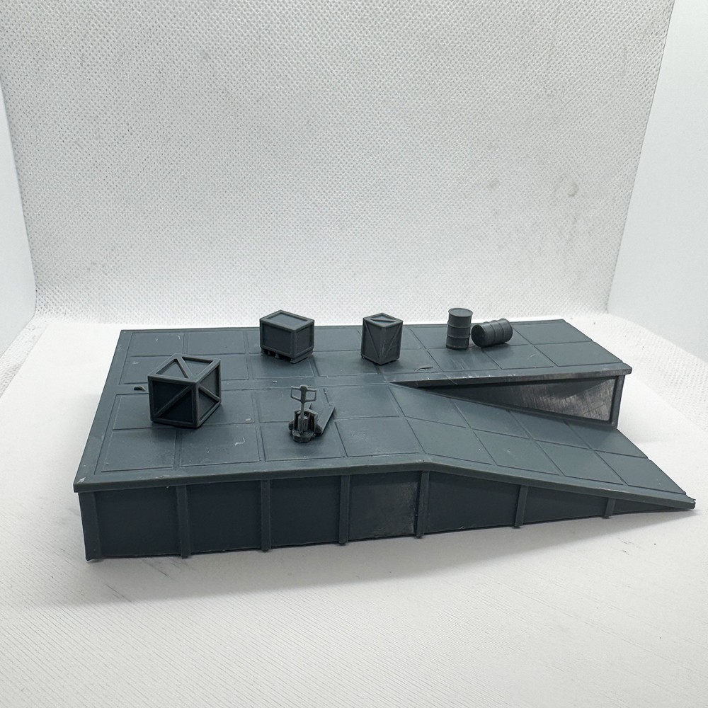 LaoYao 1/64 Wide Railway Platform Loading Dock With Cargo