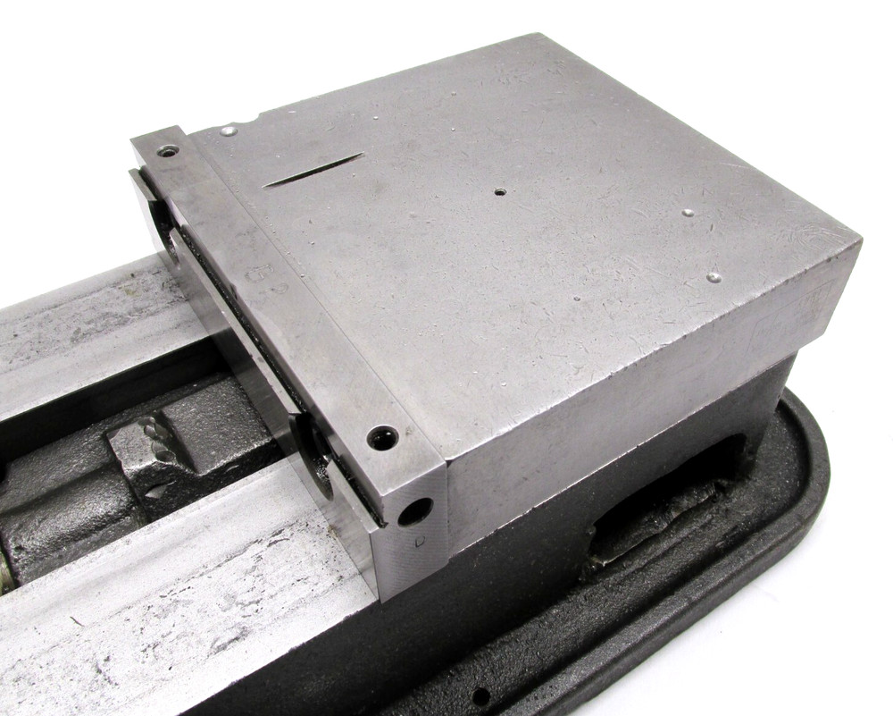 KURT ANGLOCK 6" MILLING MACHINE VISE w/ JAWS - #D60
