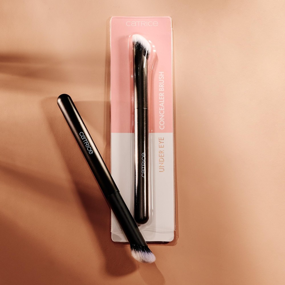Catrice | Under Eye Concealer Brush | Angled for Precise Blending Black