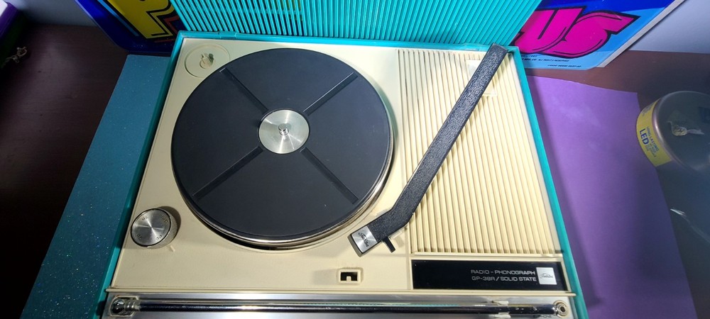 TOSHIBA GP-38 SOLID STATE RADIO-PHONOGRAPH