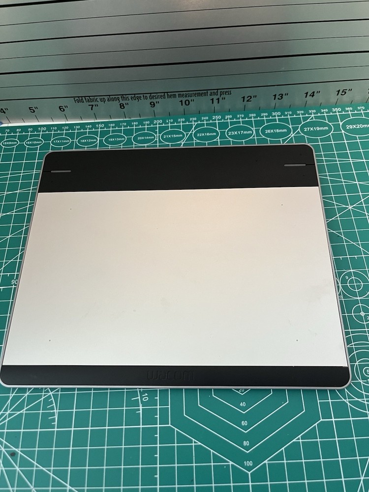 Wacom CTL-480 Intuos Drawing Tablet Only Small Set Creative