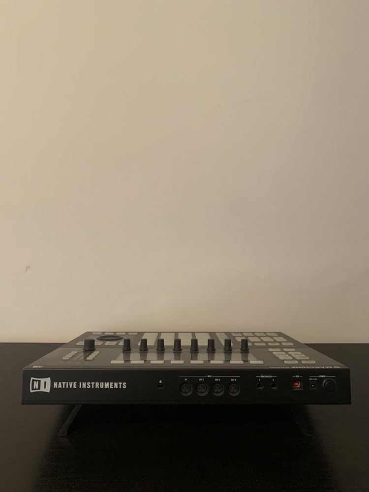Native Instruments Maschine Studio - (PRE-OWNED)