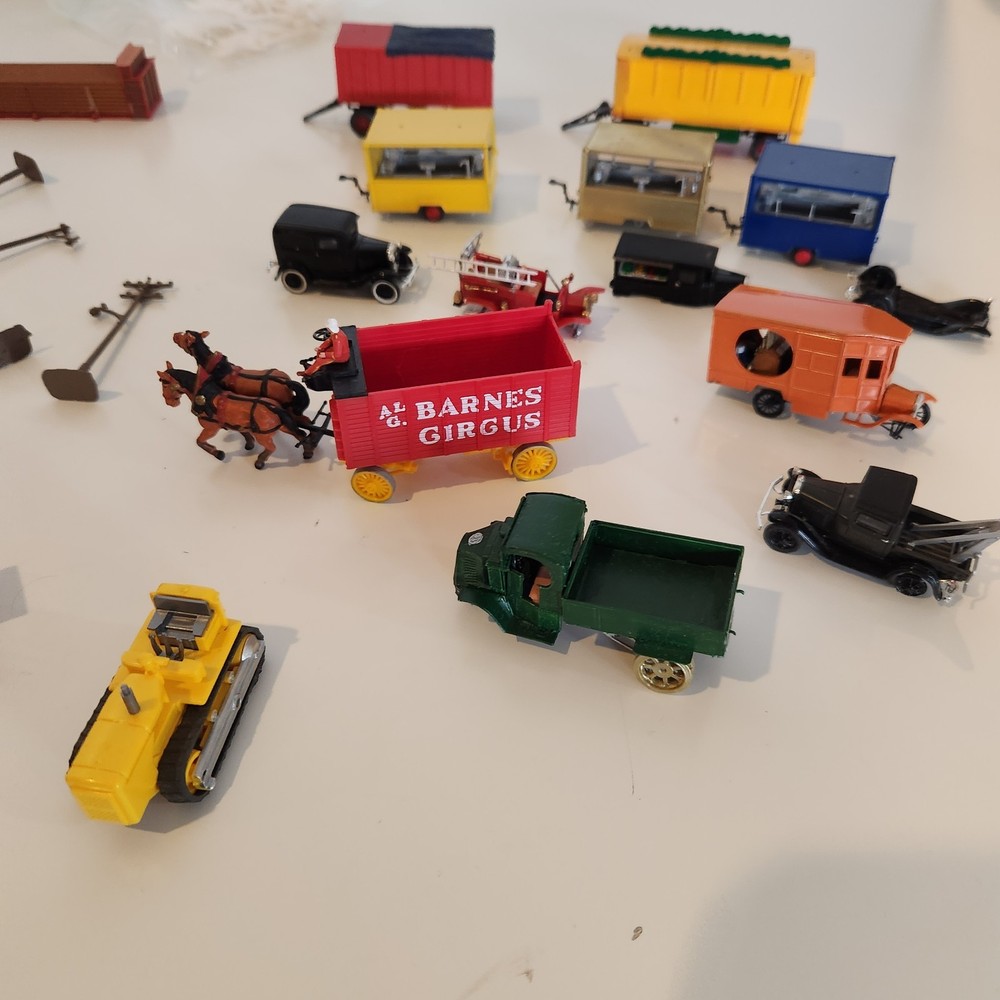 HO Train Scale Model Vehicle and Accessory Lot
