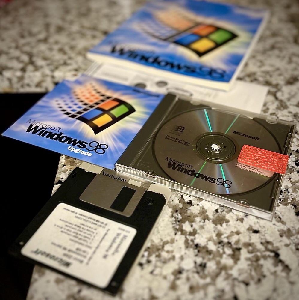 Windows 98 Compkete CD + Key + Boot 3.5 With Upgrade Disk + Box & Documents 100%