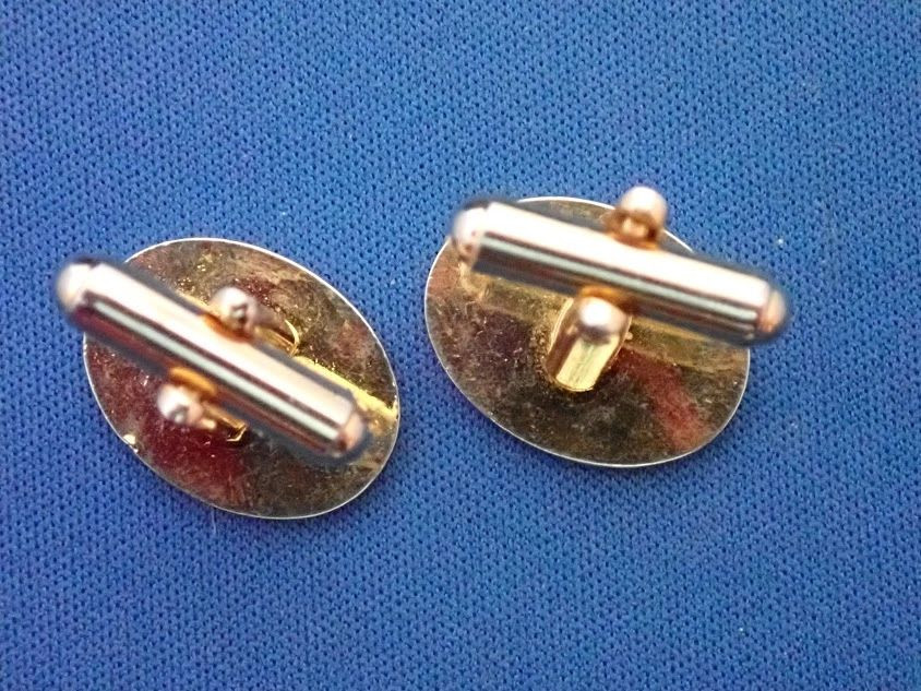 Mens cufflinks gold coloured.