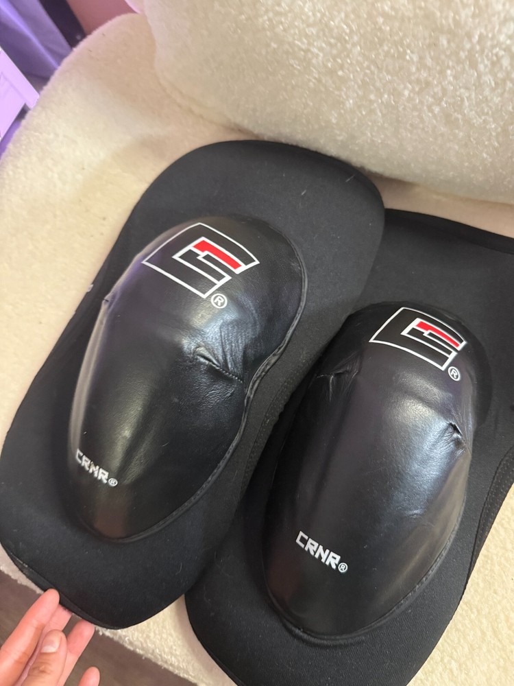 Combat Corner MMA knee pads size large