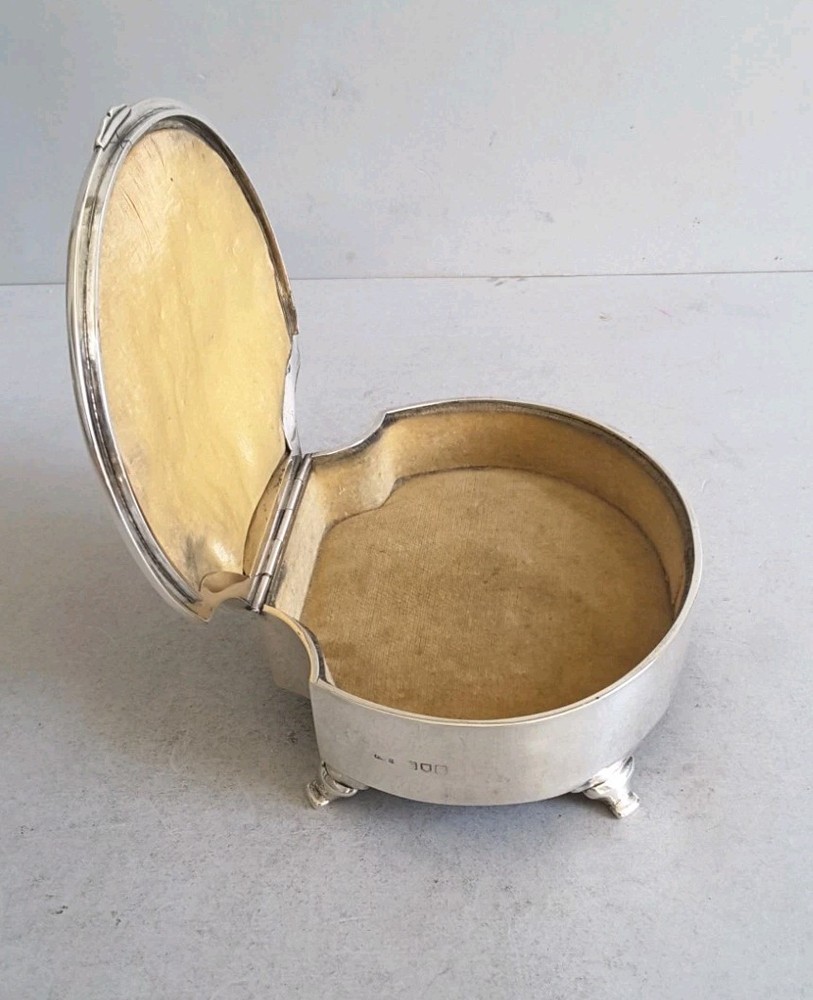 ATTRACTIVE , ANTIQUE SOLID SILVER / SHELL JEWEL BOX . L. 13 cms. LON. 1907