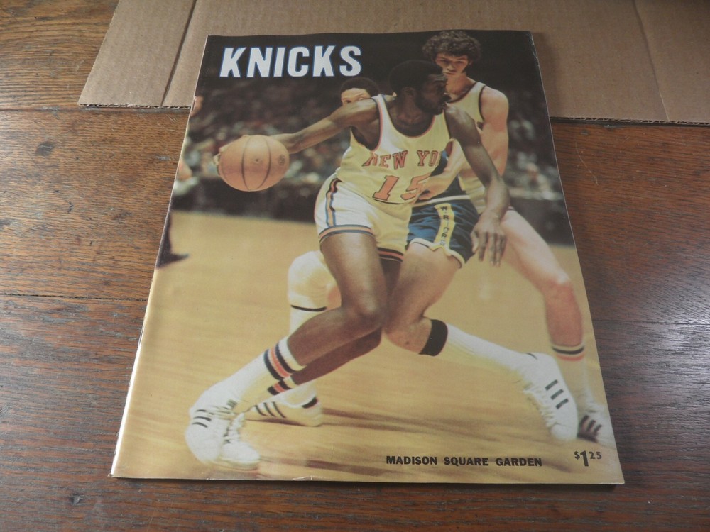 10-A KNICKS vs. Suns Basketball program Dec 30, 1975  Vol. 9, No. 2