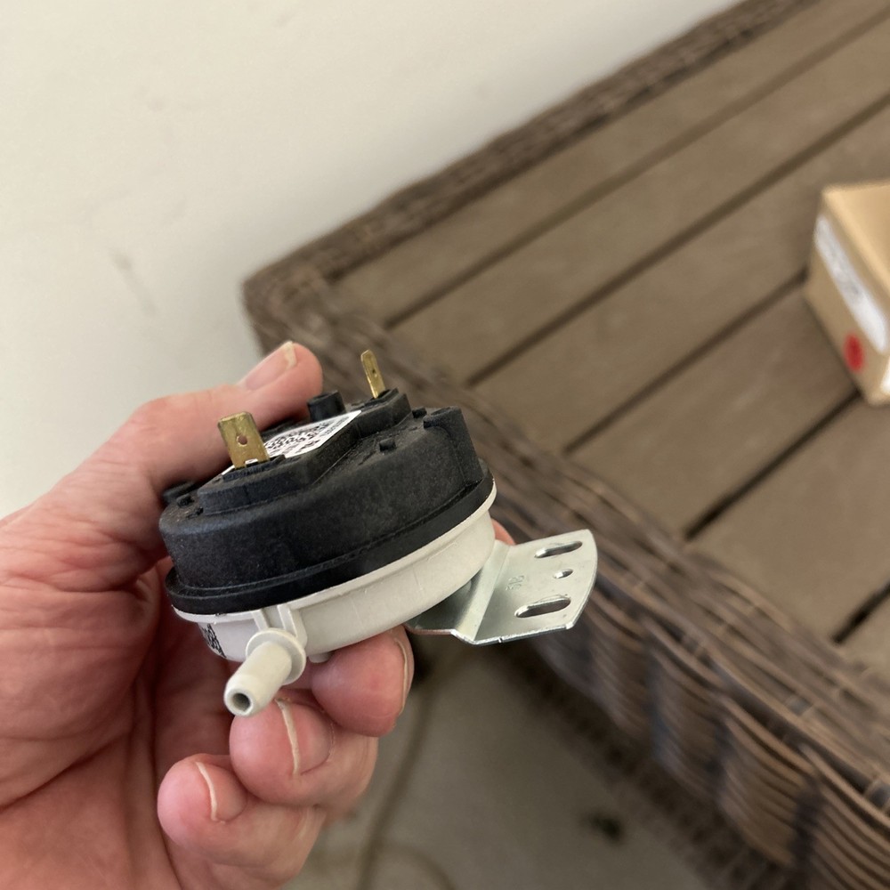 49L90 Pressure Switch .47 WC