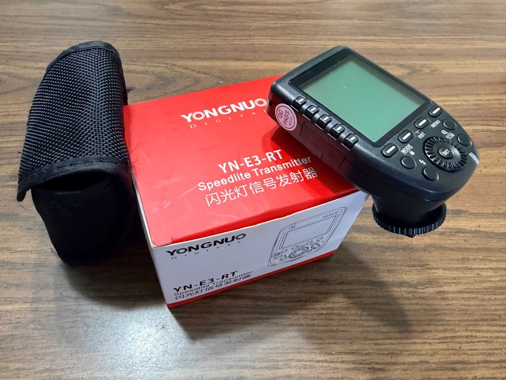 Yongnuo YN-E3-RT Speedlite Transmitter (for Sony) Excellent – With Box & Case