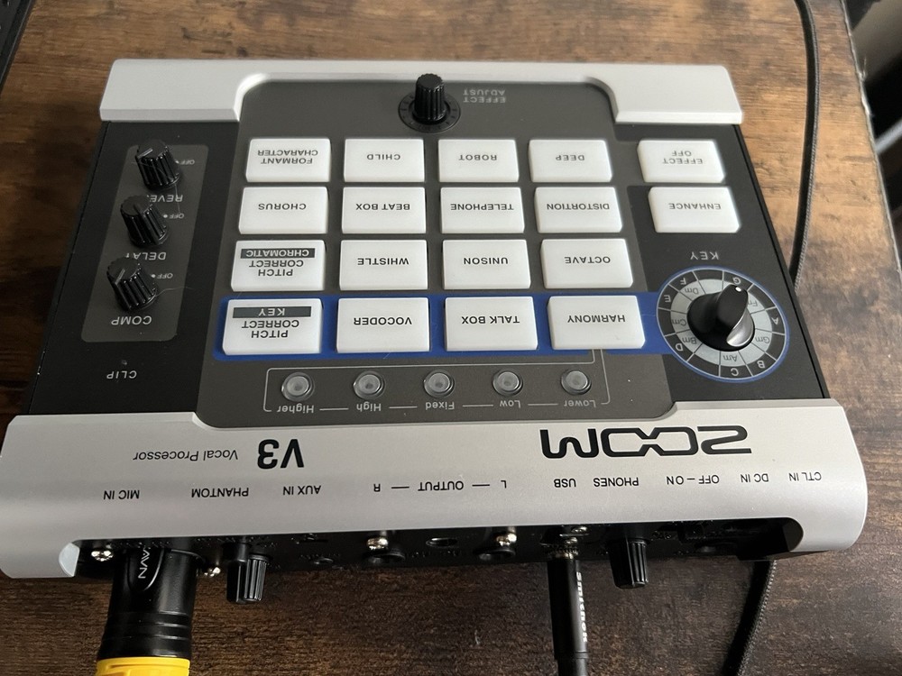 Zoom V3 Vocal Processor Audio Interface with 16 Voice Effects