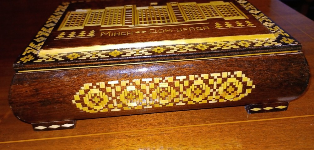 Russian (Soviet Union) Straw Inlay Keepsake Box 6"x9"x2.5".
