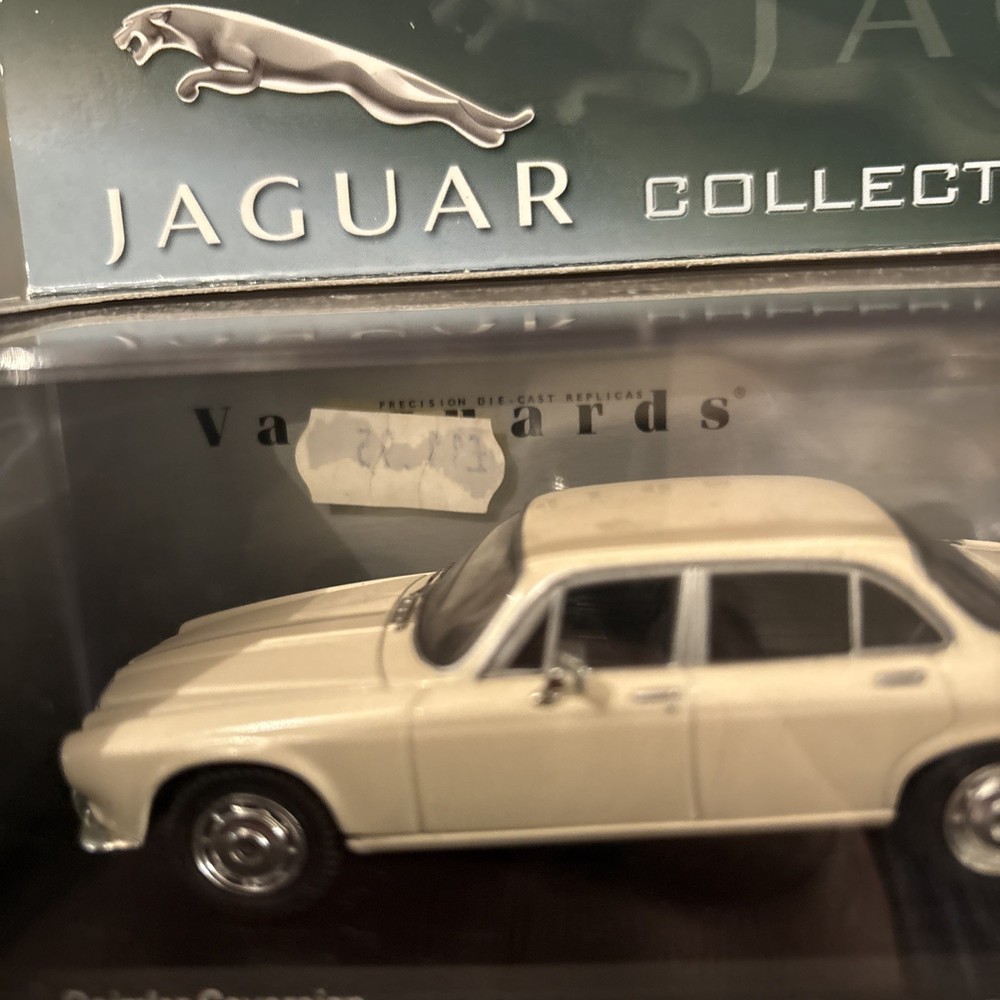 VANGUARDS VA08801 DAIMLER.(white)
