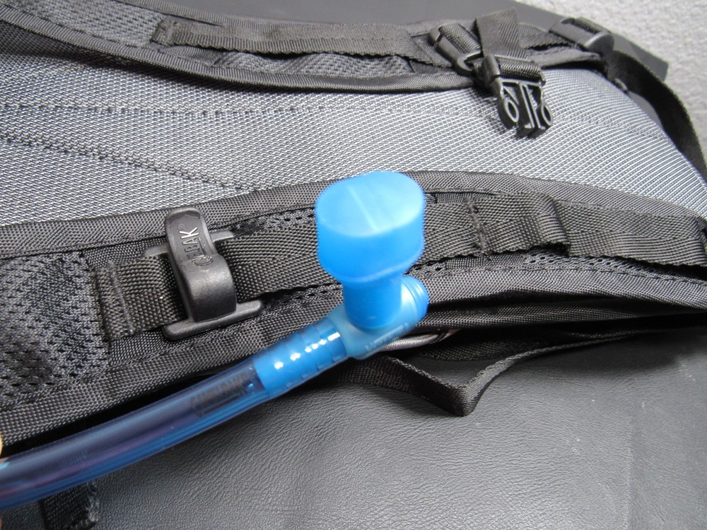 CamelBak Classic Hydration Pack 70oz 2Liter w/ External Pocket/Reflective NEW