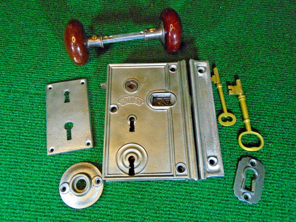 HUGE 6" RHC RIM LOCK COMPLETE w/ KEY, KEEPER, & KNOBS, ESCUTCHEON  (41277)