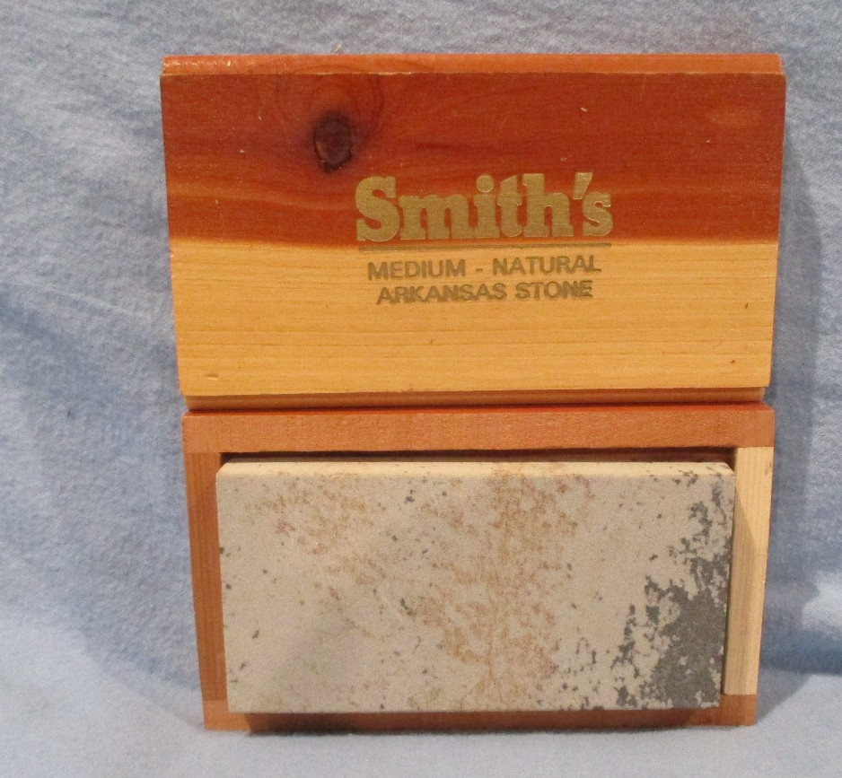 SMITH'S MEDIUM - NATURAL ARKANSAS STONE IN CEDAR BOX