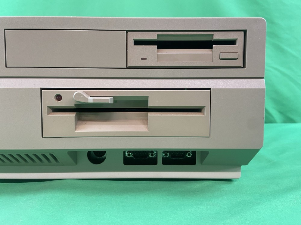 Commodore Amiga A2000 A2000HD/1 - Powers On/No Hard Drive- Great Condition!