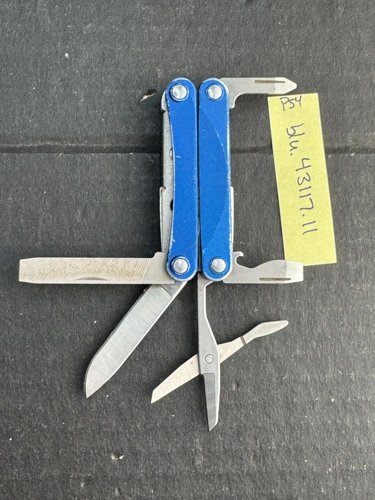 Leatherman Squirt PS4 Multi Tool, Knife, Pliers - Blue