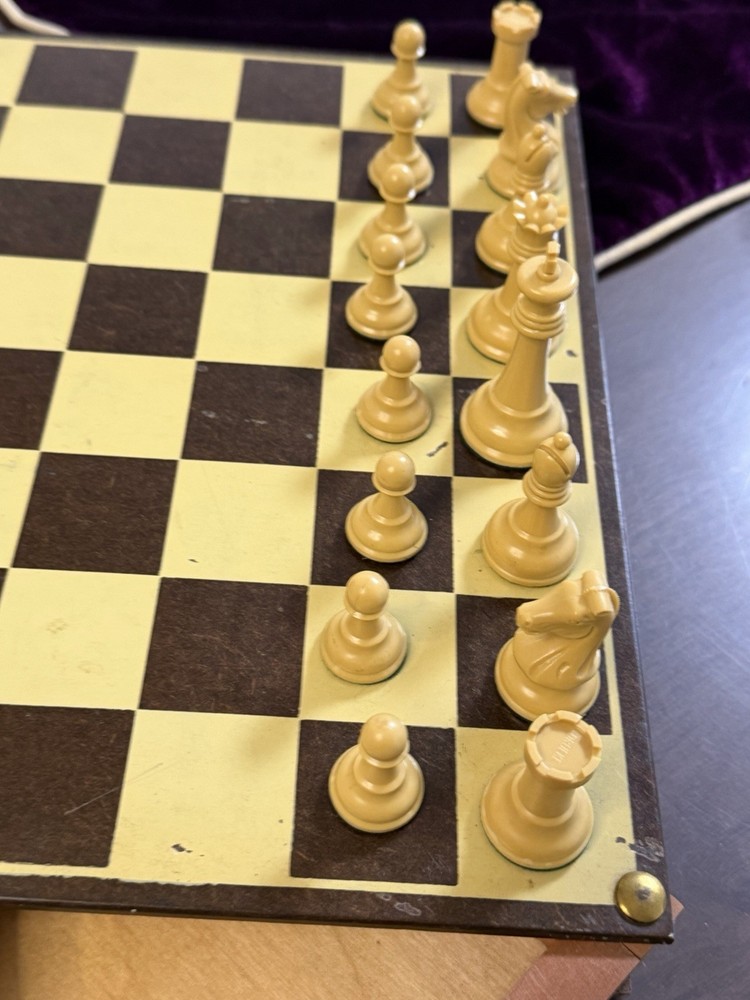 DRUEKE CHESS SET /W BOARD MODEL 133