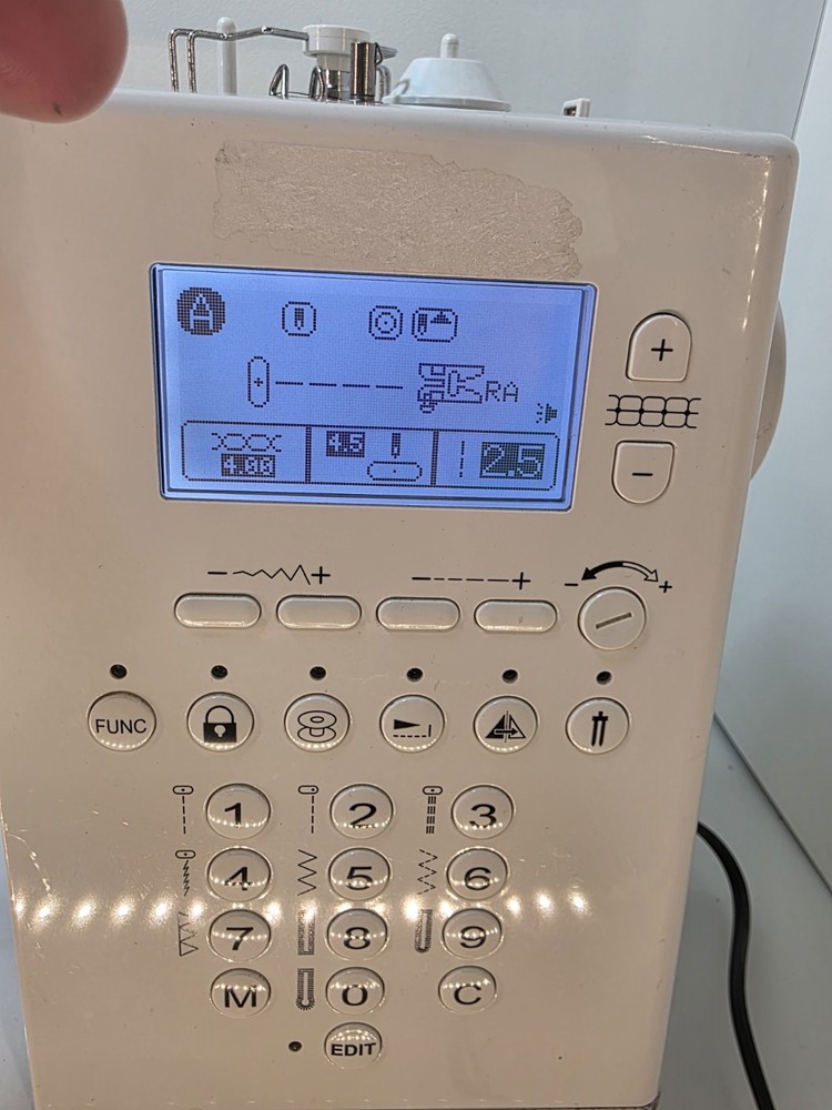 Singer Quantum L-500 Computerized Sewing Machine – Tested & Working LCD Display