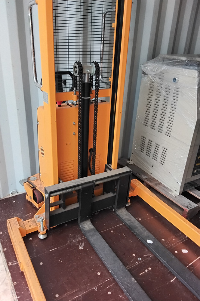 Uline  H-5439  Straddle Stacker (LOCAL PICK-UP)