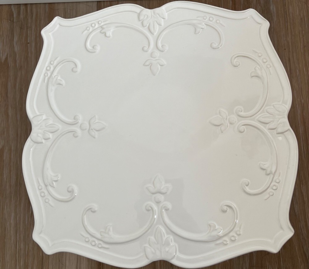 1-tiered white fleur de lis cake stand