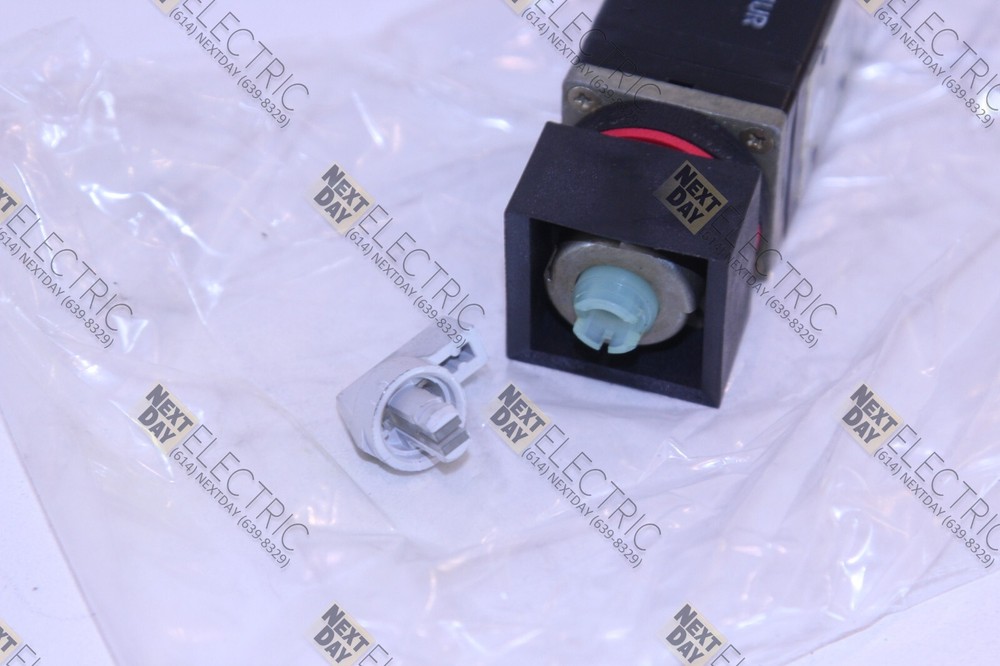 Allen Bradley, 800MB-JG9UB, 3 Position Selector Switch Small Square