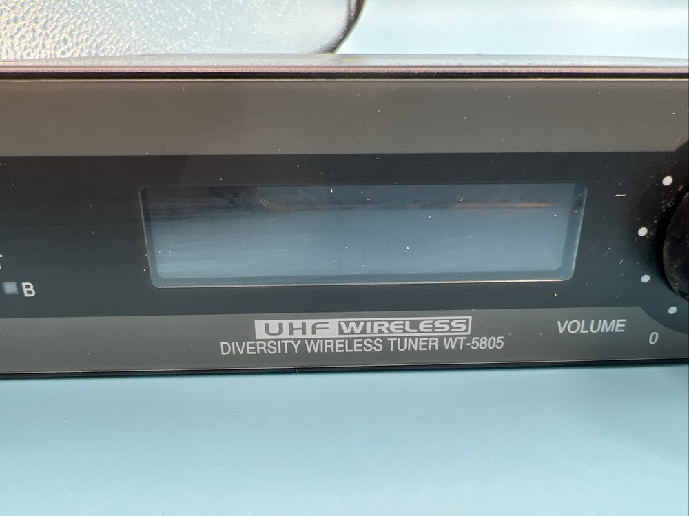 TOA WT-5805 UHF Diversity Wireless Tuner W/ Rack Mounts